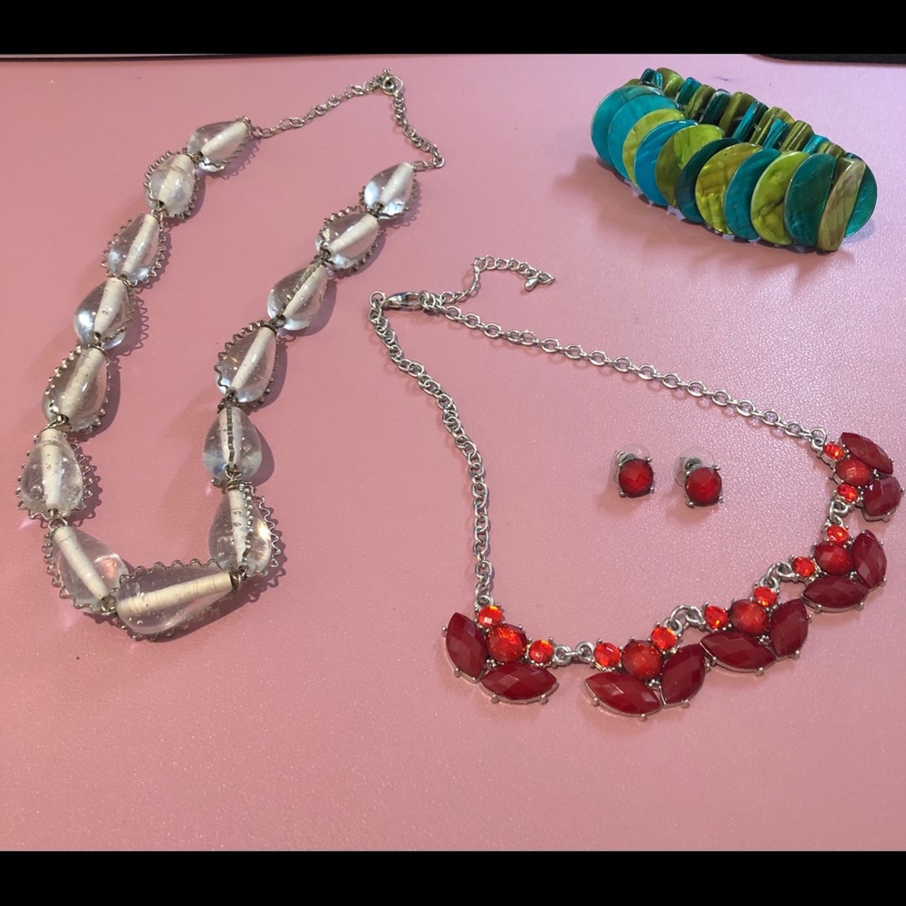 Bundle of 4 jewelry items